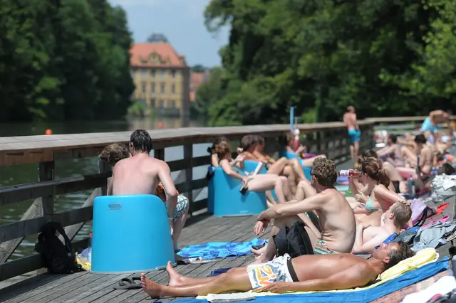 Im Hainbad schwimmt man im Fluss mit schöner Aussicht auf die Bamberger Altstadt. | Foto: picture alliance / dpa