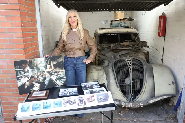 Marion Fedder, die Witwe von Jan Fedder hat den alten Peugeot 402 aus dem Filmklassiker «Das Boot» in einer Garage gefunden. | Foto: Marion Fedder/Wallocha/dpa