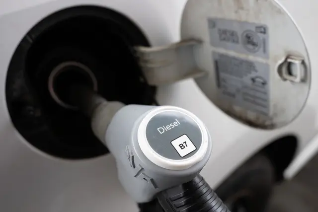 Der Dieselpreis ist sogar minimal gefallen. (A | Foto: Sebastian Kahnert/dpa