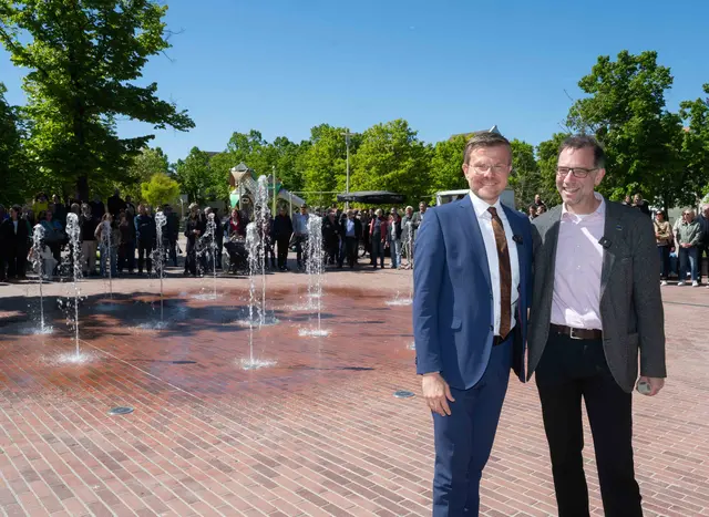 Oberbürgermeister Marcus König (l.) und Planungs- und Baureferent Daniel F. Ulrich haben am Donnerstag, 30. April 2026, am Jamnitzerplatz die Brunnensaison eröffnet. | Foto: Stadt Nürnberg/Christine Dierenbach