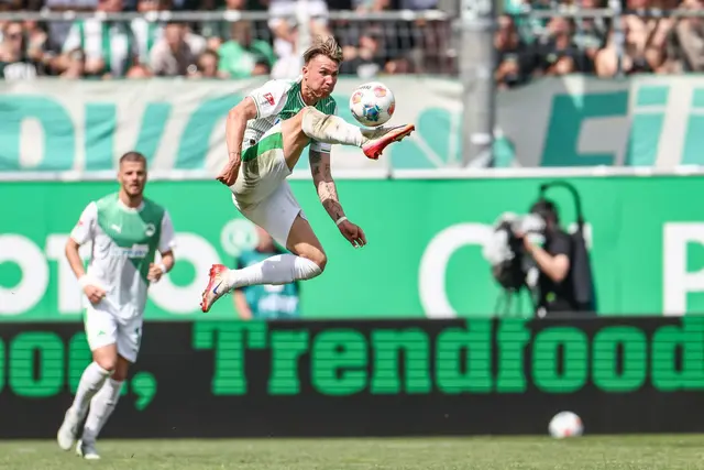 Voller Einsatz im Derby: Fürths Felix Klaus nimmt den Ball artistisch in der Luft an. | Foto: Daniel Löb/dpa