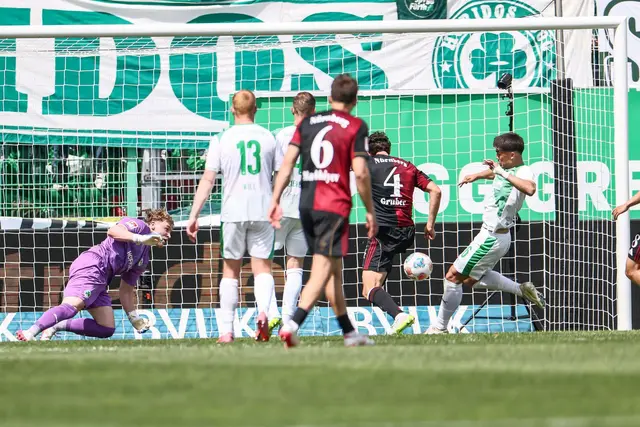 Fabio Gruber (Nr. 4) stochert den Ball zum 1:1 ins Fürther Tor. | Foto: Daniel Löb/dpa