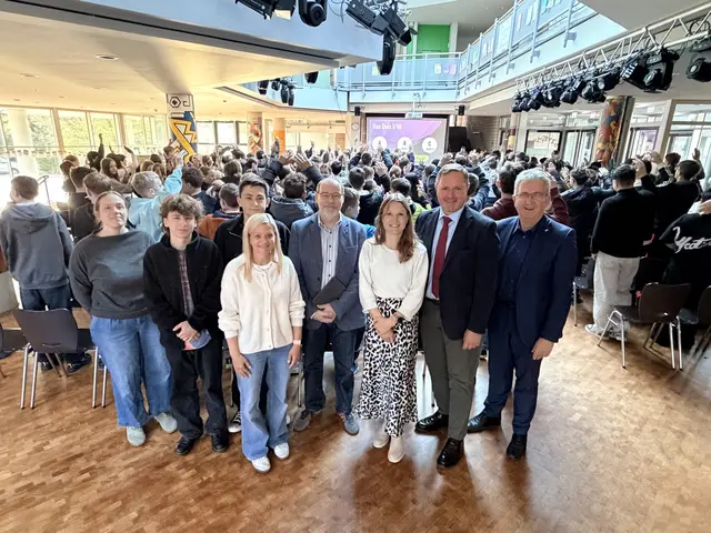 In der Aula des Gymnasiums Stein informierten sich Jugendliche über das Thema Wasser. | Foto: Roland Beck
