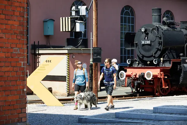 Dampflok-Abenteuer, Höhlen-Erlebnis, Felsen-Kraxeln, Piraten-Action, Dino-Schau oder Eiszeit-Expedition: In diesem Frühjahr bringt der Verkehrsverbund Großraum Nürnberg (VGN) Familien auf Abenteuer-Tour.
Sieben abwechslungsreiche Ausflüge für Kind und Kegel sind das Herzstück der neuen Broschüre VGN-Familienexpedition. Diese stellt ausgesuchte Wanderungen und Erlebnisorte vor, die speziell auf die Bedürfnisse von Familien ausgerichtet sind. Die Ziele sind so ausgewählt, dass sie ohne viele Umstiege per Bus und Bahn erreichbar sind.
  | Foto: © VGN/Gaspar-Klein
