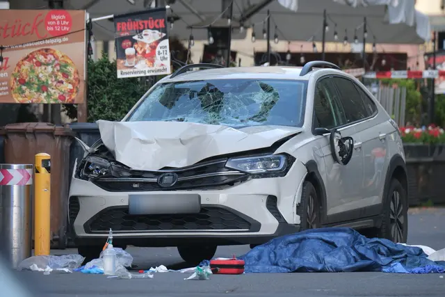 Laut Angaben der Polizei gibt es mehrere Verletzte. | Foto: Sebastian Willnow/dpa