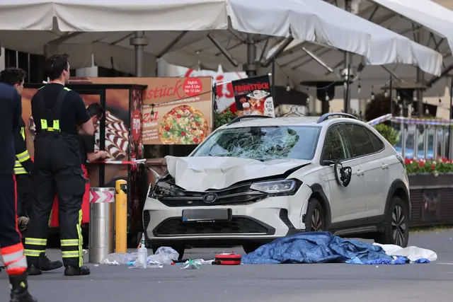Zwei Menschen sind gestorben, nachdem ein Auto in eine Menschengruppe in Leipzig gefahren ist. | Foto: Jan Woitas/dpa