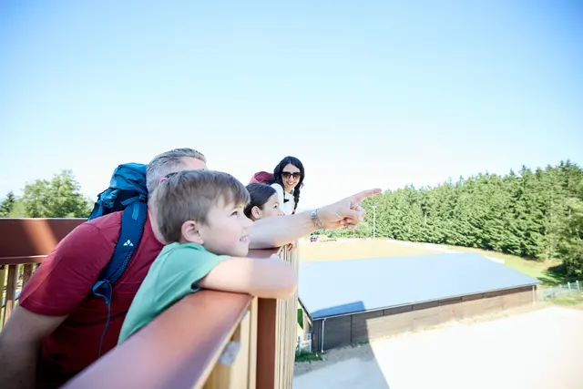 Dampflok-Abenteuer, Höhlen-Erlebnis, Felsen-Kraxeln, Piraten-Action, Dino-Schau oder Eiszeit-Expedition: In diesem Frühjahr bringt der Verkehrsverbund Großraum Nürnberg (VGN) Familien auf Abenteuer-Tour.
Sieben abwechslungsreiche Ausflüge für Kind und Kegel sind das Herzstück der neuen Broschüre VGN-Familienexpedition. Diese stellt ausgesuchte Wanderungen und Erlebnisorte vor, die speziell auf die Bedürfnisse von Familien ausgerichtet sind. Die Ziele sind so ausgewählt, dass sie ohne viele Umstiege per Bus und Bahn erreichbar sind.
  | Foto: © VGN/Gaspar-Klein