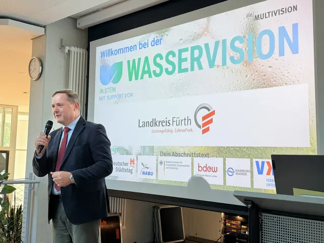 Landrat Bernd Obst begrüßte alle Teilnehmer zum Aktionstag „Wasservision“ am Gymnasium Stein. | Foto: Roland Beck