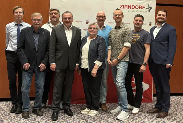 Zweiter Bürgermeister Michael Maderer (4. v.l.) verabschiedet die ausscheidenden Stadtratsmitglieder (Claus-Georg Pleyer, Dieter Vestner, Frank Bauer, Monika Huber, Dr. Gerhard Wirner, Dr. Timo Engemann, Ralf Schmidt, Andreas Bechtloff v. l.). | Foto: Stadt Zirndorf
