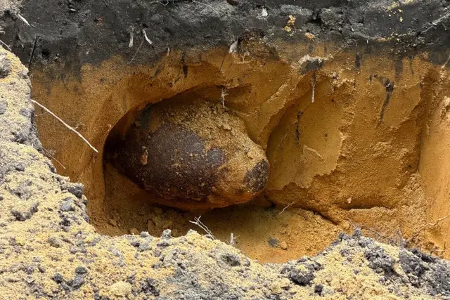 Die Fliegerbombe wurde beim Aushub für ein neues Grab-Fundament im östlichen Bereich des Südfriedhofes gefunden.  | Foto: Stadt Nürnberg