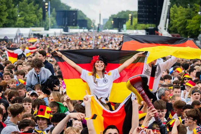 Anders als bei der Heim-EM 2024: Viele Großstädte verzichten auf Fanmeilen während der Fußball-WM. (Archivbild) | Foto: Christoph Soeder/dpa
