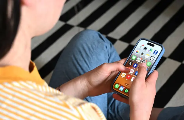 Jugendliche fordern tendenziell statt Verboten eher besseren Schutz auf digitalen Plattformen.(Symbolbild) | Foto: Elisa Schu/dpa