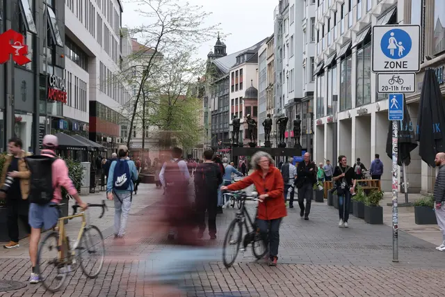 Nach der Amokfahrt in der Fußgängerzone herrschen in Leipzig Trauer und Fassungslosigkeit. | Foto: Sebastian Willnow/dpa
