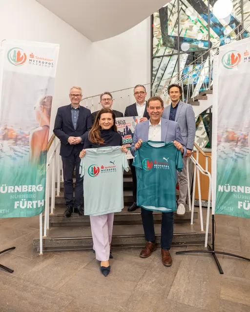 Werben gemeinsam für den Sparkassen Metropolmarathon: Cornelia Trinkl, Referentin für Schule und Sport der Stadt Nürnberg und Fürths Sportbürgermeister Markus Braun (vorne), die Titelsponsoren Dr. Michael Kläver (Direktor Vorstandstab und Kommunikation Sparkasse Nürnberg) und Thomas Mück (Leiter Marketing Sparkasse Fürth), Leopold Pillenstein (Geschäftsführer Autohaus Pillenstein) und Michael Geisler (Geschäftsführer der AEG Electrolux Hausgeräte GmbH) (hinten von links). | Foto: Norbert Wilhelmi