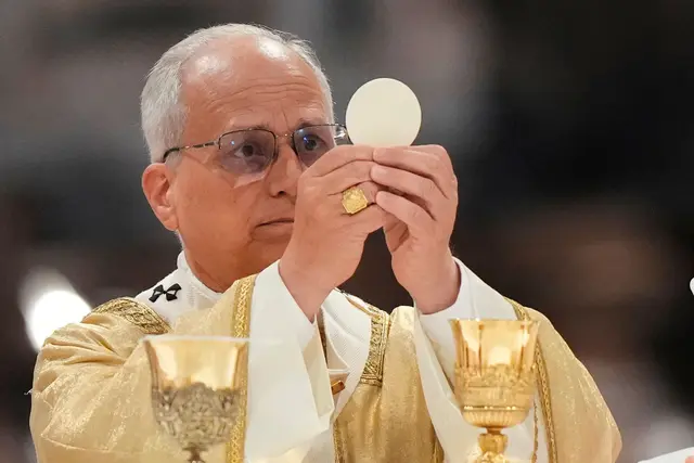 Papst Leo XIV. ist seit bald einem Jahr im Amt. | Foto: Andrew Medichini/AP/dpa
