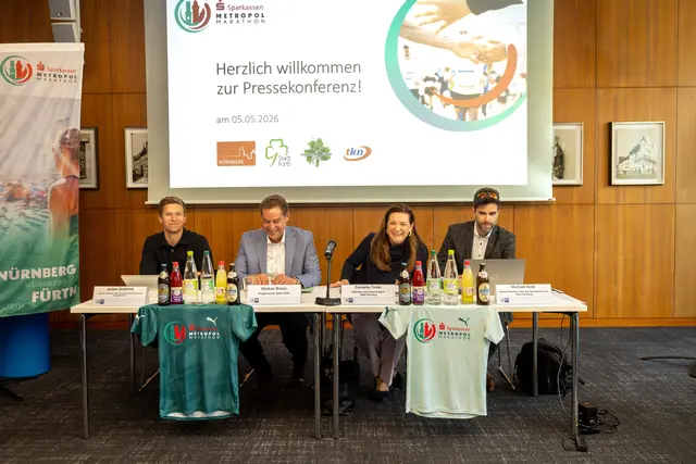 Julian Gutbrod (Leiter des Amts für Sport und Gesundheitsförderung Fürth), Fürths Sportbürgermeister Markus Braun, Cornelia Trinkl, Referentin für Schule und Sport der Stadt Nürnberg und Michael Kolb (stellvertretender Leiter des Sportservices Nürnberg) (von links) werben gemeinsam für den Sparkassen Metropolmarathon. | Foto: Norbert Wilhelmi