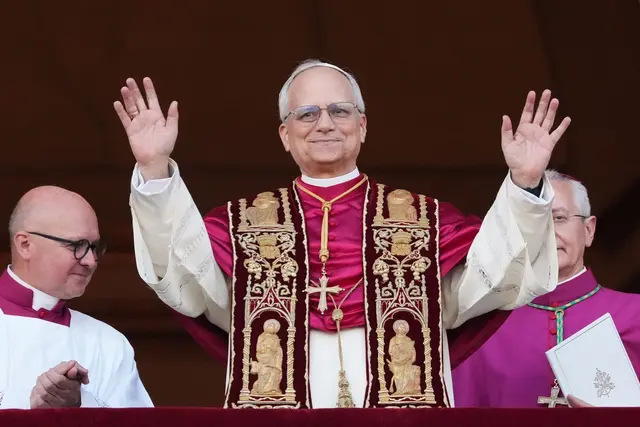 Papst Leo XIV. am Tag seiner Wahl.  | Foto: Alessandra Tarantino/AP/dpa (Archivbild)