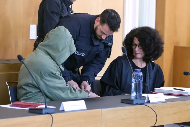 Der Angeklagte habe die junge Frau während eines Streits im Affekt getötet, sagte die Anwältin. | Foto: Daniel Löb/dpa
