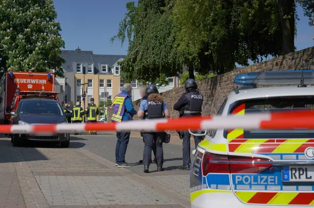 Einsatzkräfte sind mit einem Großaufgebot vor Ort. | Foto: Sascha Ditscher/dpa