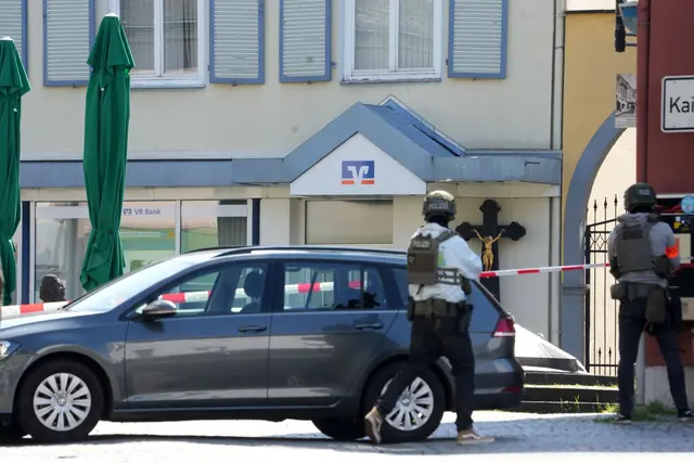 Polizeikräfte halten sich rund um die Bankfiliale bereit. | Foto: Thomas Frey/dpa