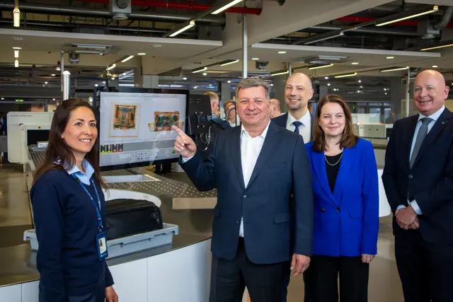 Dank der neuen CT-Scanner kann das Handgepäck von allen Seiten durchleuchtet werden - Laptops und andere elektronische Geräte sowie Flüssigkeiten bis zu 2 Litern müssen so nicht mehr ausgepackt werden. Von links: Mitarbeiterin der SGN, Staatsminister für Wohnen, Bau und Verkehr Christian Bernreiter, Zweiter Bürgermeister der Stadt Nürnberg Andreas Krieglstein, Regierungspräsidentin von Mittelfranken Dr. Kerstin Engelhardt-Blum, COO Airport Nürnberg Jan C. Bruns.  | Foto: Simon Rein / Airport Nürnberg