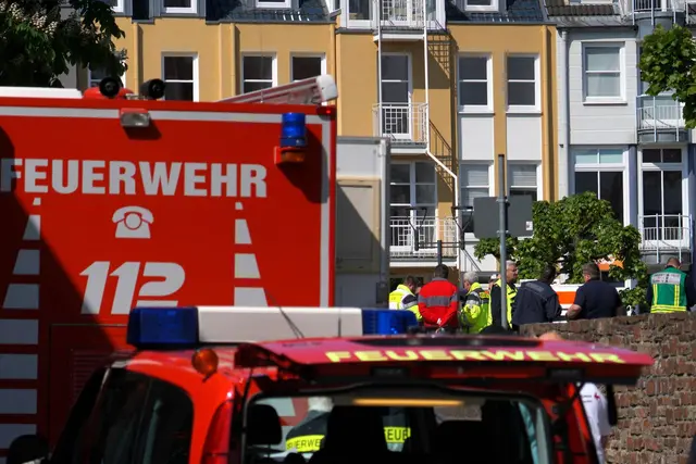 Rettungswagen, Polizisten und Polizeifahrzeuge stehen in der Nähe des Einsatzortes. | Foto: Sascha Ditscher/dpa