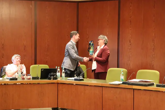 ... sowie an den Dritten Bürgermeister Marco Haas. | Foto: Stadt Oberasbach