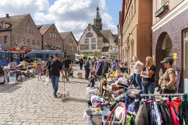 Buntes Treiben zu Rammer Demmer am Marktplatz. | Foto: Salvatore Giurdanella