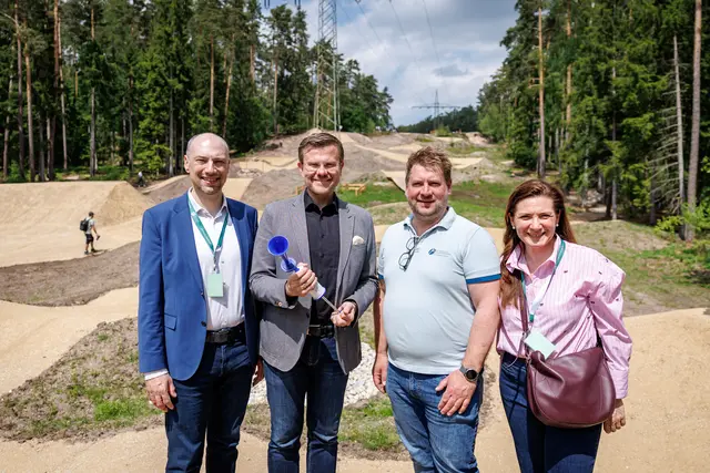 Verantwortliche und Nürnberger Politik freuen sich über Eröffnung des Bikeparks Schmausenbuck (v.l.): Zweiter Bürgermeister Andreas Krieglstein, Oberbürgermeister Marcus König,  Johannes Wurm, Bayerischen Staatsforsten/Leiter des Forstbetriebs Nürnberg, sowie Cornelia Trinkl, Referentin für Bildung.

 | Foto: Daniel Karmann, BaySF
