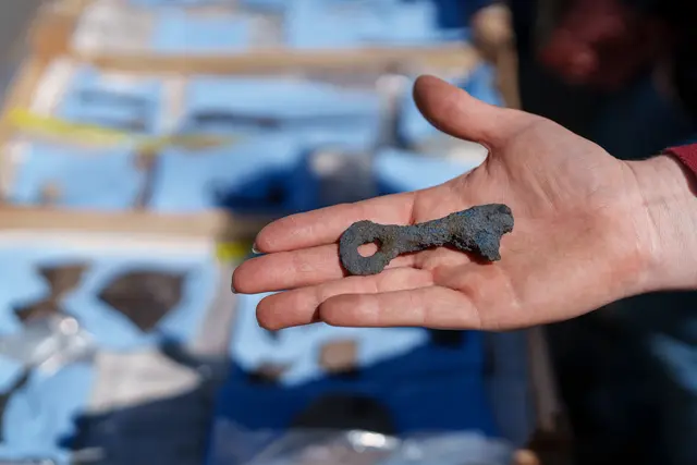 Fundort der mittelalterlichen Überreste auf der Kanalbaustelle am Obstmarkt.  | Foto: Roman Domes / Stadt Nürnberg