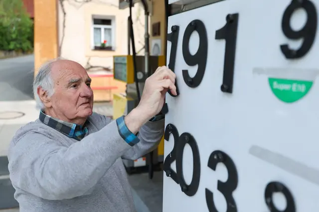Herbert Brendel passt die Preisanzeige noch händisch an. | Foto: Daniel Löb/dpa