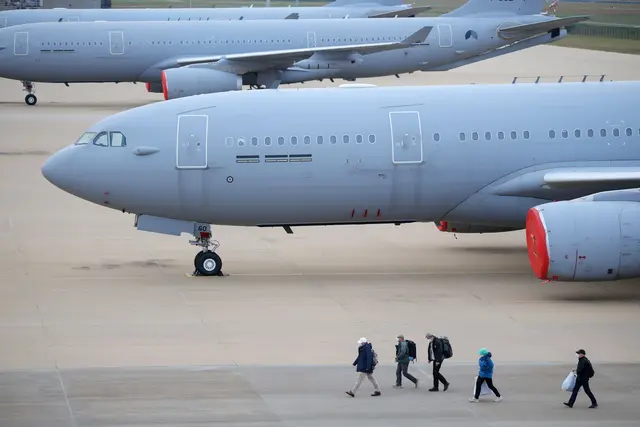 Der Evakuierungsflug landete in Eindhoven.

 | Foto: Christoph Reichwein/dpa