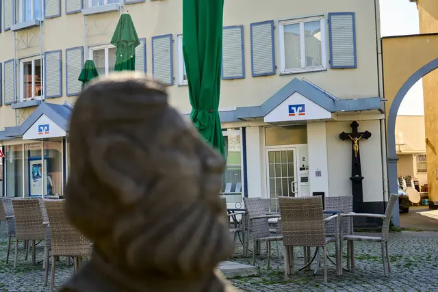 Nach dem Großeinsatz kehrt Ruhe in Sinzig ein, die Polizei fahndet nach einem Geist, der scheinbar spurlos verschwunden ist.  | Foto: Sascha Ditscher/dpa