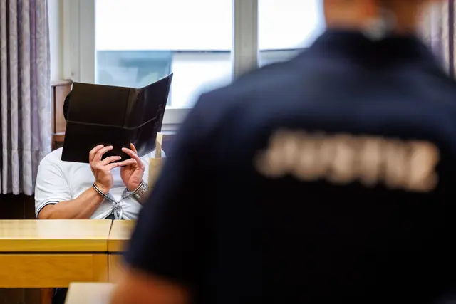 Der Angeklagte soll in Bayern einen Überfall und in Baden-Württemberg einen Einbruch begangen haben.  | Foto: Daniel Karmann/dpa