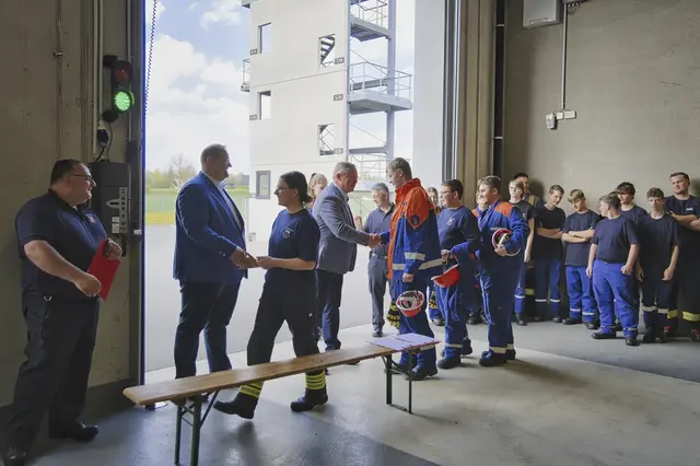 Alle Prüflinge haben bestanden. Aus den Händen von Landrat Bernd Obst, Langenzenns Zweitem Bürgermeister Christian Ell und dem Kreisbrandrat Frank Bauer erhielten sie schließlich die begehrte Jugendleistungsspange. | Foto: Roland Heinrich