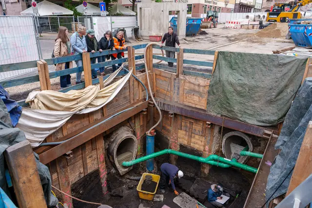 Fach-Besucher am Fundort der mittelalterlichen Überreste auf der Kanalbaustelle am Obstmarkt im Mai.  | Foto: Roman Domes / Stadt Nürnberg