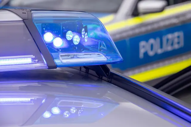 Polizeikräfte schauen sich derzeit in dem Gebäude um, in dem sich eine Grund- und eine Mittelschule befinden. (Symbolbild) | Foto: Daniel Karmann/dpa