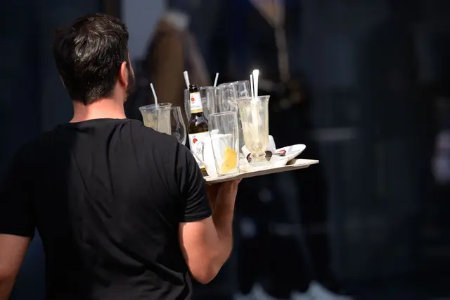 Kellner im Restaurant: Die Preise für Dienstleistungen ziehen an. | Foto: Jonas Walzberg/dpa (Symbolbild)