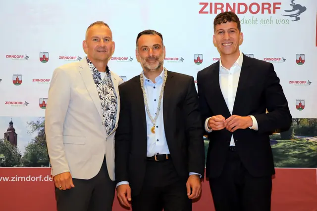 Sie führen Zirndorf in den nächsten sechs Jahren: Erster Bürgermeister Marcus Spath (Mitte), 2. Bürgermeister Tom Hesselberger (re.) und 3. Bürgermeister Andreas Rieß. | Foto: Jürgen Friedrich