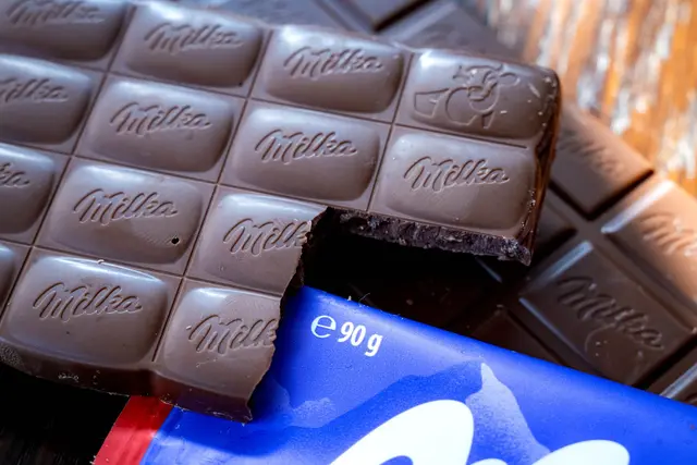 Viele Milka-Tafeln wiegen nur noch 90 statt 100 Gramm. | Foto: Sina Schuldt/dpa