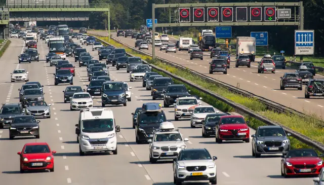 Auch auf der Autobahn 8 rechnet der ADAC wieder mit viel Verkehr rund um den Feiertag.  | Foto: Stefan Puchner/dpa (Archivbild)