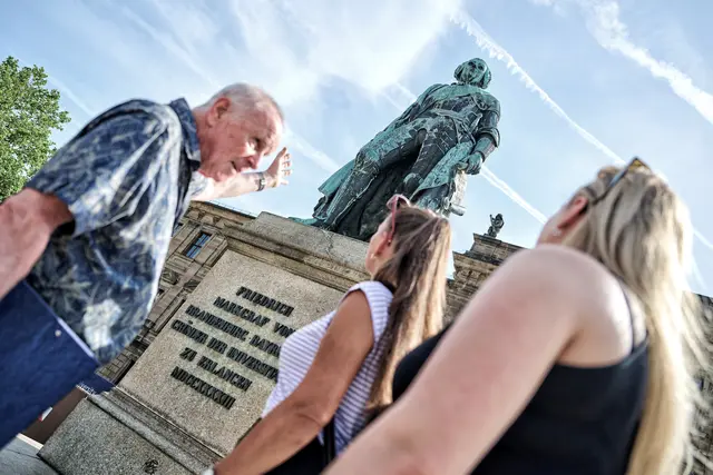 Am Denkmal des Universitätsgründers Markgraf Friedrich. | Foto: © ETM / Florian Trykowski