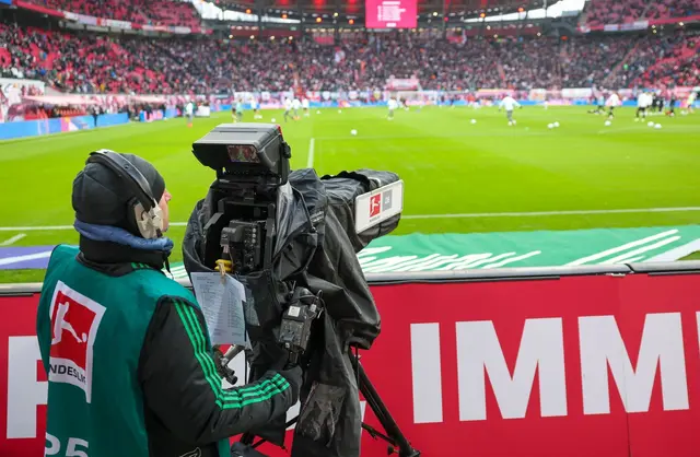 Die Medienerlöse in 1. und 2. Fußball-Bundesliga richten sich auch nach den Leistungen der Proficlubs.  | Foto: Jan Woitas/dpa (Archivbild)