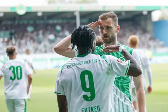 Die Fürther Noel Futkeu und Dennis Srbeny bejubeln den Sieg über Düsseldorf. | Foto: Daniel Löb/dpa