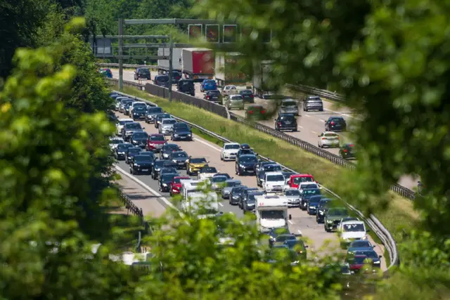 Die Fahrt auf der A8 zwischen München und Salzburg kann unter Umständen länger dauern als erhofft.  | Foto: Peter Kneffel/dpa (Archivbild)