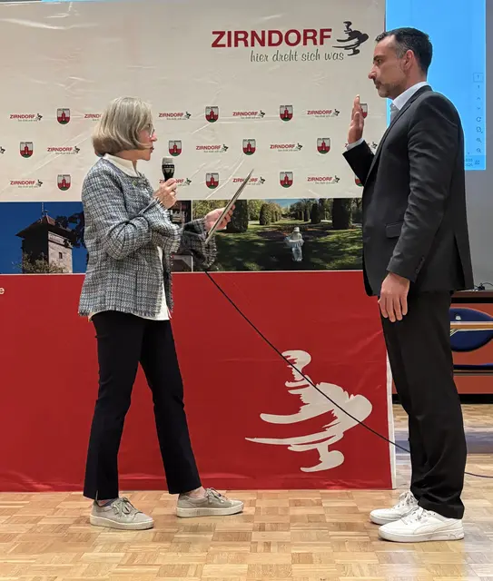 Stadträtin Cornelia Thomas vereidigt Ersten Bürgermeister Marcus Spath.
