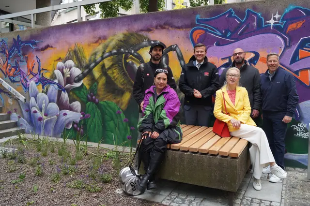 Die Projektbeteiligen freuen sich über die Aufwertung des Oberen Bergauerplatzes: Die Graffiti-Künstler Philipp und Nina, Oberbürgermeister Marcus König sowie die Vorstände des Vereins Grünclusiv e. V. (v.l.).  | Foto: Julia Rauh / Stadt Nürnberg