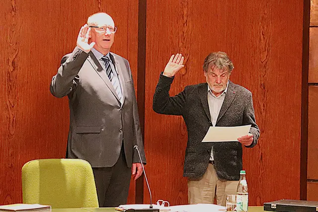 Norbert Schikora vereidigte als lebenserfahrenstes Mitglied des Stadtrates Thomas Diebenbusch als Ersten Bürgermeister. | Foto: Stadt Oberasbach
