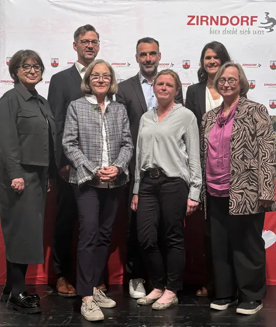 Hintere Reihe von links: Gerd Götz, Bürgermeister Marcus Spath, Ines Spitzer. Vordere Reihe von links: Adelheid Seifert, Cornelia Thomas, Kerstin Zechentmayer, Elke Eder.