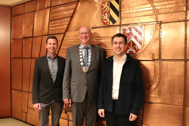 Zweiter Bürgermeister Marco Haas, CSU, Erster Bürgermeister Thomas Diebenbusch, parteilos, und Dritter Bürgermeister Simon Rötsch, freuen sich auf die neue Sitzungsperiode. | Foto: Stadt Oberasbach